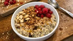 Κρεμώδες porridge βρώμης με chia και χουρμάδες – έτοιμο σε 10 λεπτά