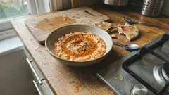 Πικάντικο ντιπ φέτας με ζεστό μέλι και μπούκοβο — έτοιμο σε λίγα λεπτά