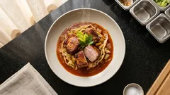 Χοιρινό με λάχανο κατσαρόλας: τρυφερό κρέας και σάλτσα ντομάτας που δένει