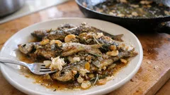 Σαβόρο με ψάρια: η παραδοσιακή νησιώτικη συνταγή που νοστιμεύει από την επόμενη μέρα