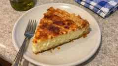 Γαλατόπιτα: τραγανό φύλλο και κρέμα χωρίς σβόλους, με γιαούρτι & φέτα