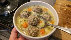 Γιουβαρλάκια αυγολέμονο: η σπιτική συνταγή για αφράτα κεφτεδάκια και βελούδινο ζωμό