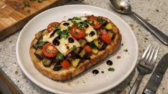 Ανοιχτό σάντουιτς με σοταρισμένα λαχανικά και λιωμένο τυρί – έτοιμο σε 10 λεπτά