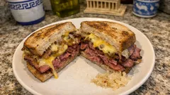 Ζεστό παστράμι σάντουιτς με λιωμένα τυριά: τραγανό απ’ έξω, ζουμερό μέσα