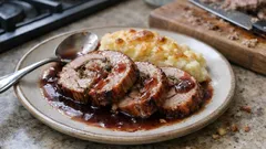 Γιορτινό χοιρινό ρολό με μήλο, δαμάσκηνα και γκρατιναρισμένο πουρέ