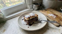 Μπουγάτσα σοκολάτας στο ταψί: τραγανή σφολιάτα και βελούδινη κρέμα κακάο