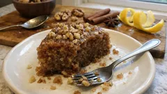 Καρυδόπιτα αφράτη και σωστά σιροπιασμένη: η συνταγή που πετυχαίνει κάθε φορά