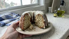 Βασιλόπιτα-κέικ που πετυχαίνει πάντα, με γλάσο λευκής σοκολάτας