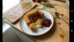 Κροκέτες φέτας με μαρμελάδα ντομάτας: τραγανές έξω, κρεμώδεις μέσα