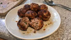 Νησιώτικοι κεφτέδες με ούζο: ζουμεροί μέσα, τραγανοί έξω, με άρωμα δυόσμου