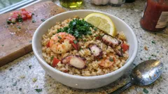 Πιλάφι θαλασσινών με χταπόδι και γαρίδες – σπυρωτό, αρωματικό και εύκολο στην κατσαρόλα