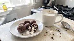 Βόμβες ζεστής σοκολάτας: πώς να τις φτιάξεις ώστε να λιώνουν τέλεια στο γάλα