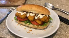 Τραγανό σάντουιτς με fish sticks στον φούρνο και σάλτσα γιαουρτιού-μαγιονέζας