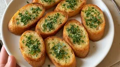 Σπιτικό σκορδόψωμο χωρίς βούτυρο: με ψημένο σκόρδο, ελαιόλαδο και παρμεζάνα