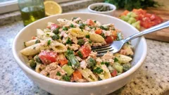 Τονοσαλάτα με μακαρόνια: δροσερή, χορταστική και έτοιμη για ταπεράκι