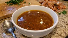 Πώς να φτιάξετε ζωμό γαρίδας που δίνει βάθος σε κάθε πιάτο με θαλασσινά