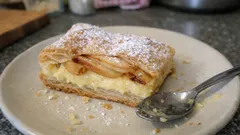 Εύκολη μηλόπιτα με σφολιάτα και κρέμα βανίλιας – τραγανή σε 30 λεπτά