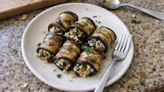 Ρολά μελιτζάνας με κινόα, σταφίδες και δυόσμο: ελαφριά γέμιση που αρωματίζει υπέροχα