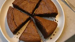 Ζουμερή σοκολατόπιτα με υγρή καρδιά – έτοιμη σε 20′ ψήσιμο