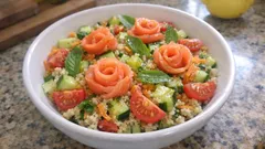 Σαλάτα με καπνιστό σολομό και κινόα – λεμονάτη σως και αφράτη κινόα κάθε φορά