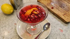 Μαρτίνι με ρόδι: το εύκολο γιορτινό κοκτέιλ που δείχνει πιο εντυπωσιακό απ’ όσο είναι