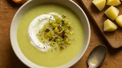 Πρασόσουπα βελουτέ με πατάτα: κρεμώδης, ζεστή και εύκολη στο κατσαρολάκι