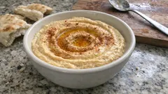 Σπιτικό χούμους με ταχίνι: λείο, αέρινο και εύκολο να πετύχει