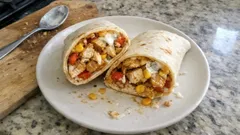 Burritos με κοτόπουλο στο ταψί: τραγανή τορτίγια και κρεμώδης σως γιαουρτιού