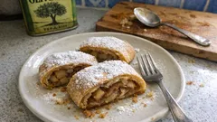 Αφράτο ρολό μήλου με κανέλα – ζουμερή γέμιση και τύλιγμα χωρίς να σπάει