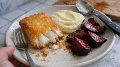 Τραγανός μπακαλιάρος με βελούδινη σκορδαλιά και ψητά παντζάρια