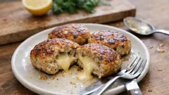 Μπιφτέκια κοτόπουλου γεμιστά με τυρί: ζουμερά και εύκολα για κάθε μέρα