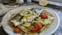 Λαβράκι στο φούρνο στη λαδόκολλα: ζουμερό ψάρι με λεμόνι και λαχανικά