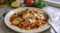 Μπακαλιάρος πλακί στον φούρνο: ζουμερός, με πατάτες και μελωμένη σάλτσα