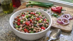 Σαλάτα με μαυρομάτικα φασόλια – δροσερή, χορταστική και ιδανική για meal prep