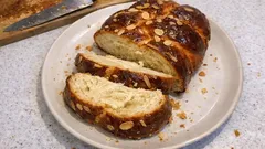 Παραδοσιακό τσουρέκι με προζύμι μαγιάς: αφράτο, ινώδες και αρωματικό