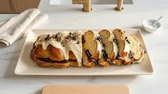 Τσουρέκι cookies & cream με γκανάζ σοκολάτας και γλάσο κρέμας τυριού