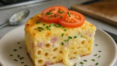 Μακαρονόπιτα χωρίς φύλλο με τυριά και ζαμπόν – κόβεται τέλεια