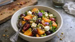 Καλοκαιρινή σαλάτα με φρούτα και κατίκι: δροσερή, εύκολη και εντυπωσιακή