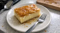 Γαλακτομπούρεκο με σιμιγδάλι: τραγανό φύλλο και βελούδινη κρέμα που πετυχαίνει πάντα