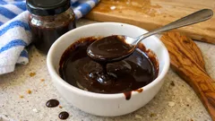 Γρήγορο σπιτικό σιρόπι σοκολάτας – γυαλιστερό και έτοιμο σε λίγα λεπτά