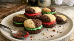 Δίχρωμα γεμιστά χριστουγεννιάτικα μπισκότα με μασκαρπόνε που δείχνουν πανέμορφα