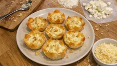 Λαμπρόπιτες της Κω: η παραδοσιακή πασχαλινή πίτα με τραγανή ζύμη γιαουρτιού