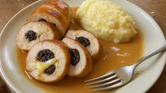 Γεμιστό φιλέτο κοτόπουλου με τυρί και δαμάσκηνα — ζουμερό, με σάλτσα κονιάκ