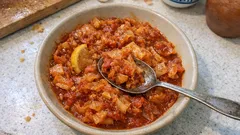 Λάχανο κοκκινιστό με καπνιστή πάπρικα και λεμόνι: απλό, ζεστό και γεμάτο γεύση