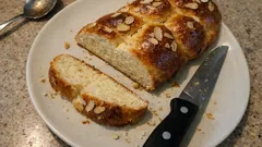 Τσουρέκι χωρίς μαγιά: η εύκολη συνταγή που βγαίνει αφράτη και αρωματική