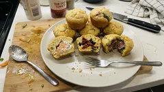 Μίνι αλμυρά μάφινς γεμιστά με τυρί και μυρωδικά—ιδανικά για μπουφέ