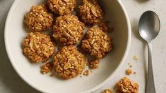 Τραγανές μπουκιές γκρανόλα με βρώμη και κεχρί – κρατάνε μέρες στο βάζο