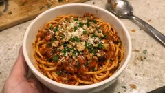 Κόκκινη σάλτσα μανιταριών για μακαρόνια – δένει σωστά με κρασί, θυμάρι και καρύδι