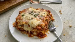 Λαζάνια με 3 τυριά και σάλτσα ντομάτας – κρεμώδη, ζουμερά και χωρίς προβράσιμο