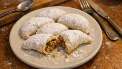 Κατάδες Σάμου: το παραδοσιακό χριστουγεννιάτικο γλυκό με αρωματική γέμιση